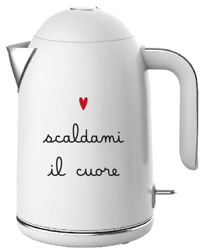 Bollitore elettrico Simple Day bianco in metallo con scritta "Scaldami il cuore" e capacità 1,7 litri.
