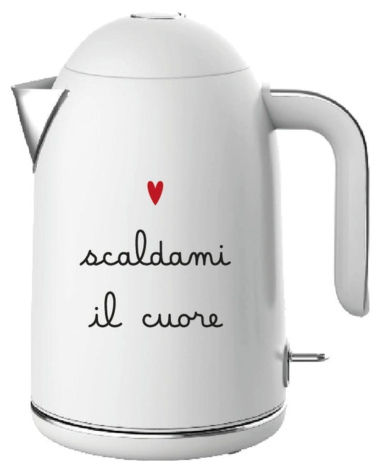 Bollitore elettrico Simple Day bianco in metallo con scritta "Scaldami il cuore" e capacità 1,7 litri.