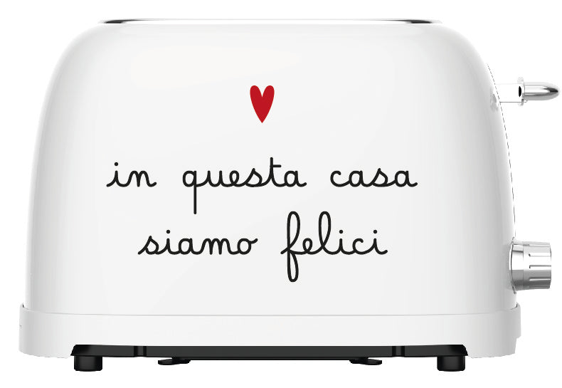 Aggiungi stile e un tocco di eleganza alla tua colazione con il Tostapane bianco "in questa casa siamo felici" di Simple Day. Realizzato in metallo di colore nero e dal design vintage, è perfetto per tostare fette di pane e pancarrè. Dimensioni: 27 x 16,5 x 19 cm Disegnato in Italia. In negozio e online su tuttochic.it