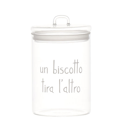 La Biscottiera "un biscotto tira l'altro" di Simple Day è elegante e funzionale, realizzata in pregiato vetro borosilicato trasparente con guarnizione ermetica per mantenere i biscotti freschi e croccanti. Dimensioni diametro 12 cm x altezza 20 cm  In negozio e online su tuttochic.it