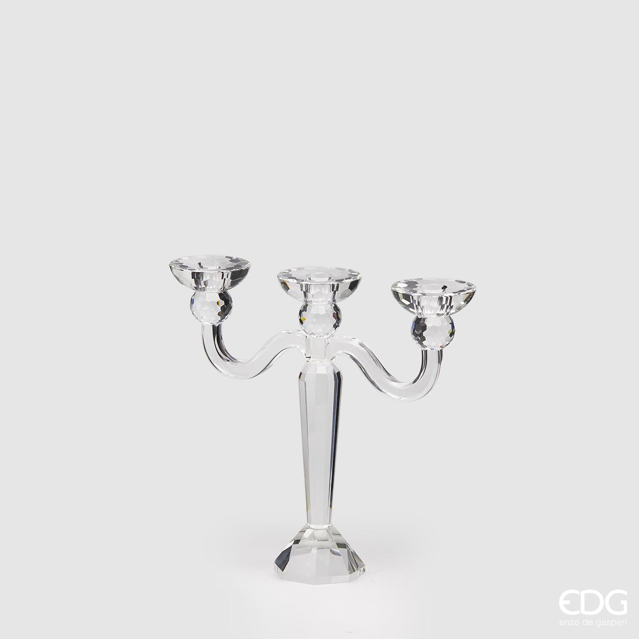 Elegante Candeliere Crystal a tre fiamme. Realizzato in cristallo di alta qualità, aggiungerà un tocco di luce e lusso alla tua casa. Combina funzionalità e stile per una cena romantica o una serata speciale. Perfetto per regali o per te stesso! Dimensioni: cm 30 x 8 x 30 h. In negozio e online su tuttochic.it