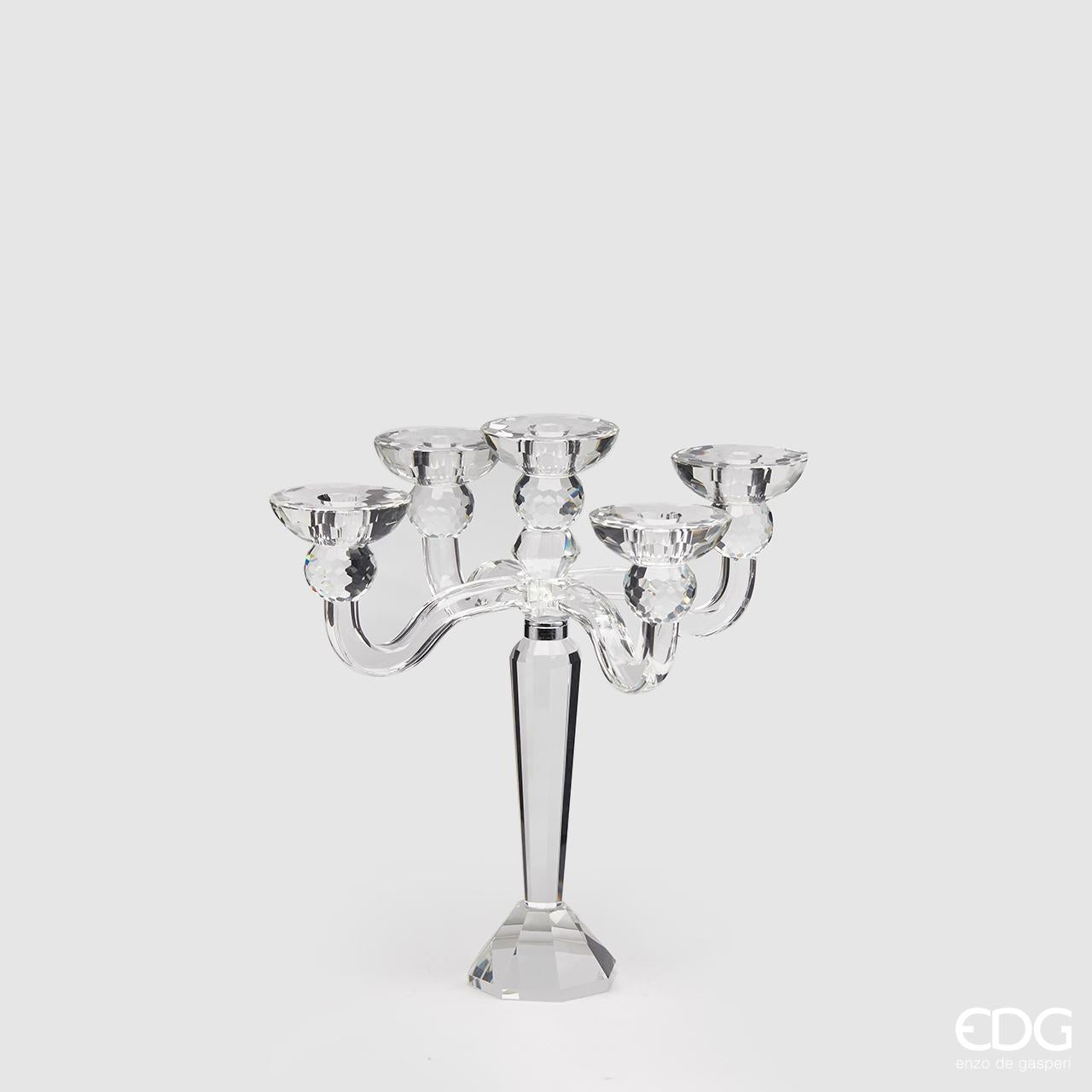 Elegante Candeliere Crystal a cinque fiamme. Realizzato in cristallo di alta qualità, aggiungerà un tocco di luce e lusso alla tua casa. Combina funzionalità e stile per una cena romantica o una serata speciale. Perfetto per regali o per te stesso! Dimensioni: cm 30 Ø x 31 h. In negozio e online su tuttochic.it