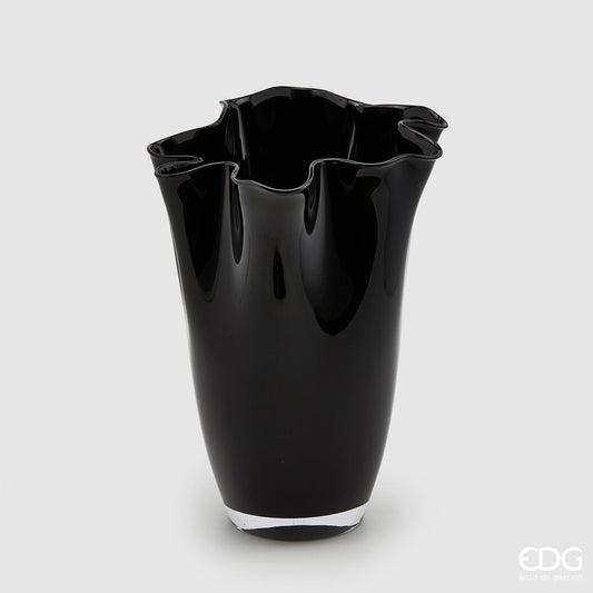 Vaso portafiori in vetro di colore nero. Moderno e chic, il portafiori Nida è un'aggiunta elegante a qualsiasi interno.  Dimensioni: cm 30 Ø x 40 h. In negozio e online su tuttochic.it