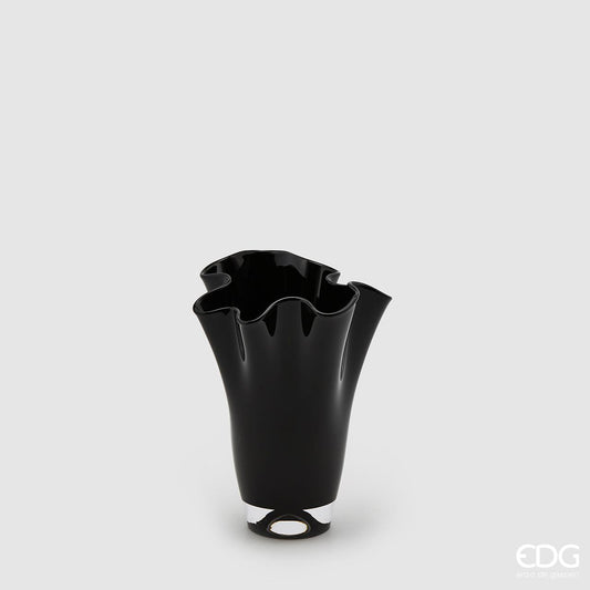 Vaso portafiori in vetro di colore nero. Moderno e chic, il portafiori Nida è un'aggiunta elegante a qualsiasi interno.  Dimensioni: cm 17 Ø x 22 h. In negozio e online su tuttochic.it