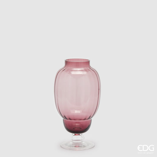 Il Vaso Biforma Righe di colore rosa antico aggiunge un tocco di eleganza alla tua casa. Realizzato in vetro di alta qualità, è perfetto per esporre i tuoi fiori preferiti con stile. La sua forma unica e le righe rosa antico lo rendono un'opera d'arte. Dimensioni: cm 16 Ø x 29,5 h. In negozio e online su tuttochic.it