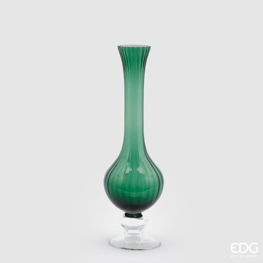 Questo elegante Vaso Collolungo Righe è realizzato in vetro di colore verde, che dona un tocco di raffinatezza e calore a qualsiasi spazio. Il vetro di qualità aggiunge un tocco di colore e originalità alla tua casa. Dimensioni: cm Ø 13 x h 40. In negozio e online su tuttochic.it