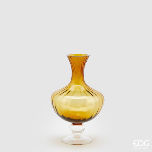 Il vaso Anfora Righe è un'elegante portafiori in vetro color ambra. Con il suo design sofisticato aggiungerà un tocco di lusso alla tua casa. È perfetto per ospitare fiori freschi o per essere esposto come pezzo unico nella tua collezione d'arte domestica. Dimensioni: cm Ø20 x h 30. In negozio e online su tuttochic.it