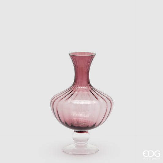 Il vaso Anfora Righe è un'elegante portafiori in vetro color rosa. Con il suo design sofisticato aggiungerà un tocco di lusso alla tua casa. È perfetto per ospitare fiori freschi o per essere esposto come pezzo unico nella tua collezione d'arte domestica. Dimensioni: cm Ø20 x h 30. In negozio e online su tuttochic.it