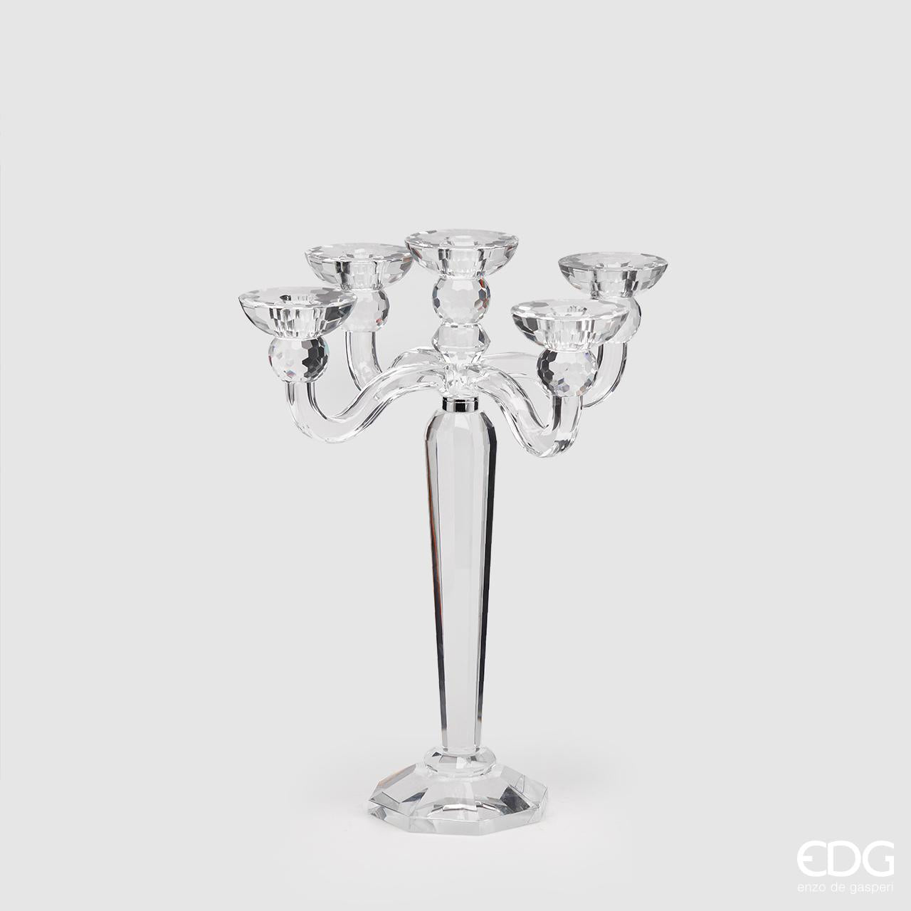 Elegante Candeliere Crystal a cinque fiamme. Realizzato in cristallo di alta qualità, aggiungerà un tocco di luce e lusso alla tua casa. Combina funzionalità e stile per una cena romantica o una serata speciale. Perfetto per regali o per te stesso! Dimensioni: cm 30 Ø x 39 h. In negozio e online su tuttochic.it