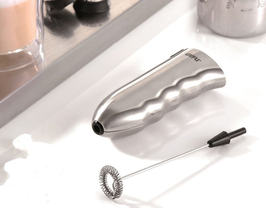 Schiumalatte elettrico portatile MARCELLO di GEFU in acciaio inox con sbattitore staccabile.