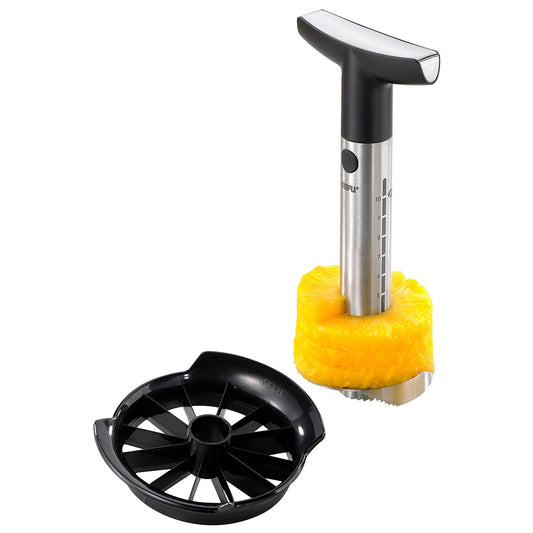 Taglia-ananas professionale di GEFU in acciaio inox con impugnatura ergonomica nera e accessorio dadolatore.