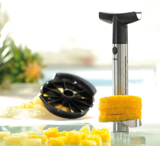 Taglia-ananas professionale di GEFU in acciaio inox con impugnatura ergonomica nera e accessorio dadolatore.