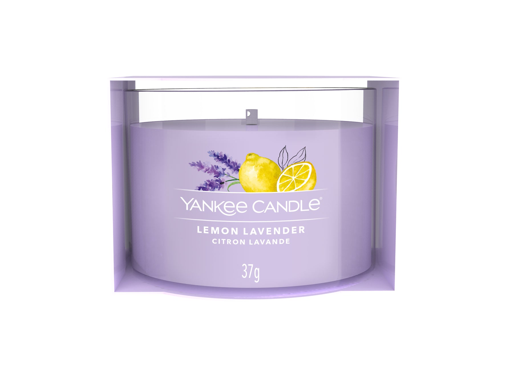 Informazioni sulla fragranza Lemon Lavander Pulita e invitante… una fresca e impalpabile miscela che coniuga note pungenti ispirate alla citronella con note che richiamano i fiori di lavanda. Candele sampler in vetro di Yankee Candle® Peso: 37 gr. Tempo di combustione: 7 a 10 ore. In negozio e online su tuttochic.it