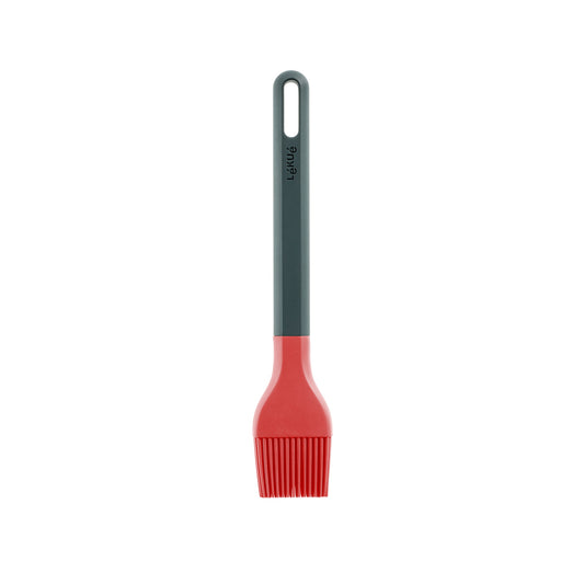 Il pennello da cucina con manico rinforzato e punta flessibile in silicone platinico rosso è ideale per l'uso in pentole e padelle rivestite. L'utensile da cucina è inoltre resistente alle alte temperature, lavabile in lavastoviglie e privo di BPA. Dimensioni: cm 4 x 21,5. In negozio e online su tuttochic.it