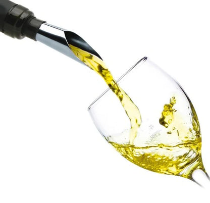 Versamento preciso di vino bianco in un calice tramite il beccuccio salvagoccia Frescovino inserito nella bottiglia