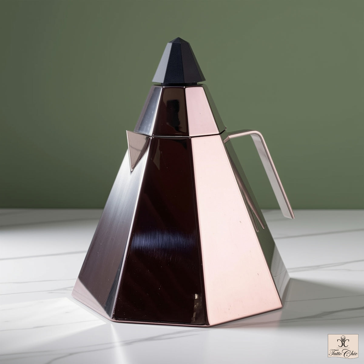 Bollitore ottagonale in acciaio inox lucido Calderoni da 2 litri di design italiano fuori produzione su piano in marmo