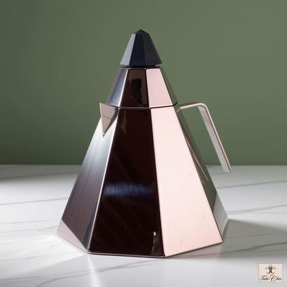 Bollitore ottagonale in acciaio inox lucido Calderoni da 2 litri di design italiano fuori produzione su piano in marmo