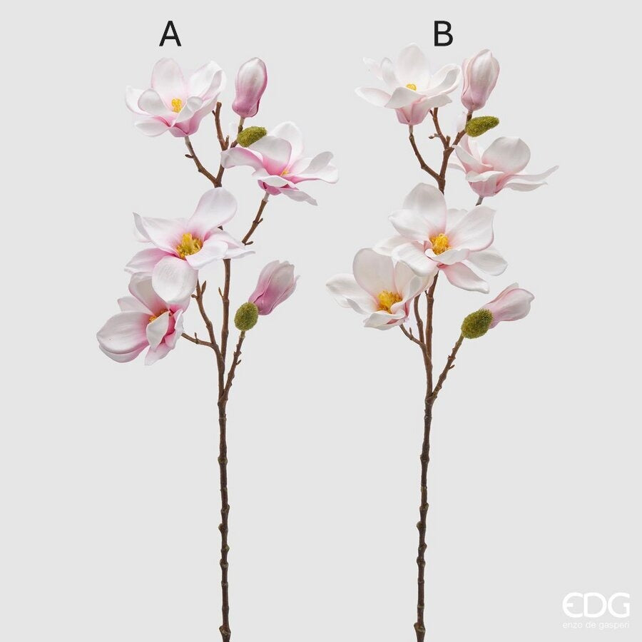 Magnolia artificiale. Realizzato con petali in tessuto rosa e un ramo in plastica marrone, ogni fiore sembra appena sbocciato. Dimensioni: altezza cm 65. In negozio e online su tuttochic.it