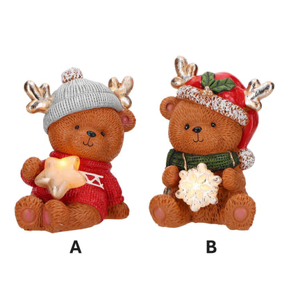 Orsetto natalizio seduto con LED in resina multicolor Timstor, disponibile in 2 modelli. Luce calda, batterie incluse e dettagli curati. Risparmia con la coppia!