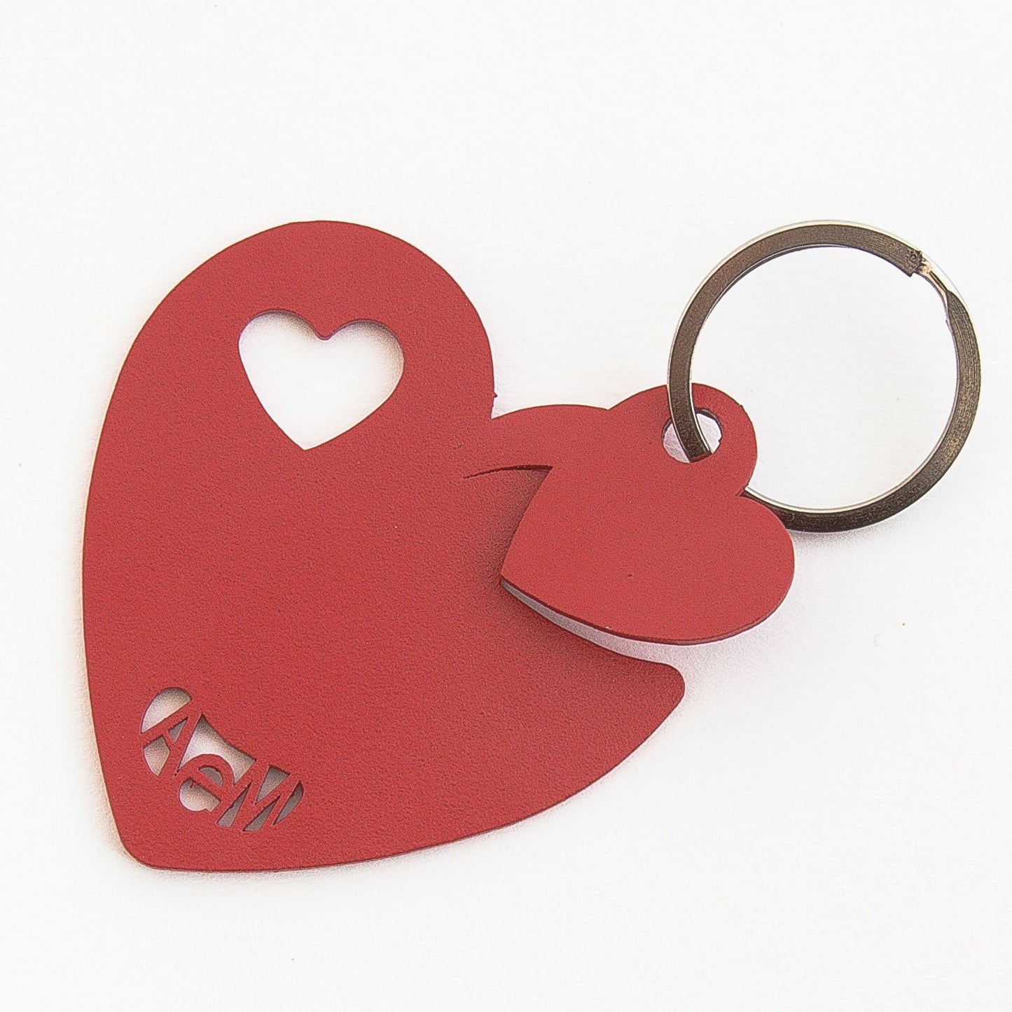 Portachiavi in metallo verniciato a forma di cuore. Dimensioni: 6 x 6,5 cm. In negozio e online su tuttochic.it