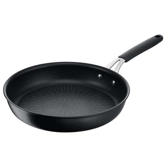 Padella antiaderente Lagostina linea Tempra® diametro 28 cm, interno nero con texture a raggiera, manico nero rivettato, adatta per induzione e gas.
