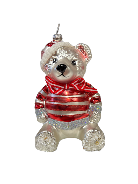 Aggiungi un tocco di magia al tuo albero di Natale con questo adorabile Addobbo Orso! Realizzato in vetro con dettagli in rosso, argento e bianco, donerà una nota festosa e delicatezza alla tua decorazione. Ideale anche come regalo per le festività.
