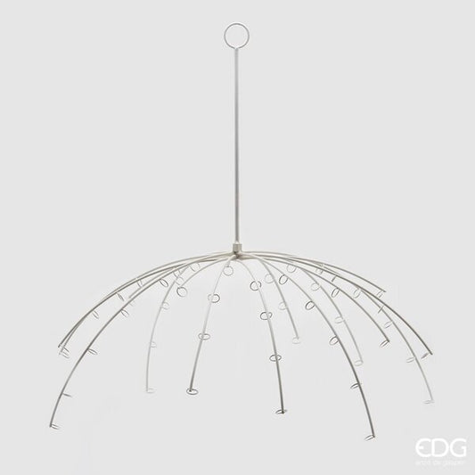 Espositore a ombrello in metallo di colore bianco. Ideale per creare ornamenti e decorazioni sospese di ogni genere. Dimensioni: diametro cm 70, altezza cm 56. In negozio e online su tuttochic.it