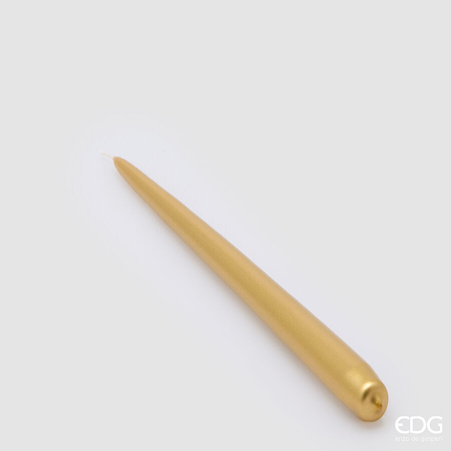 Candela lunga liscia a stelo in cera dorata alta 30 cm EDG Enzo De Gasperi posizionata su fondo chiaro.