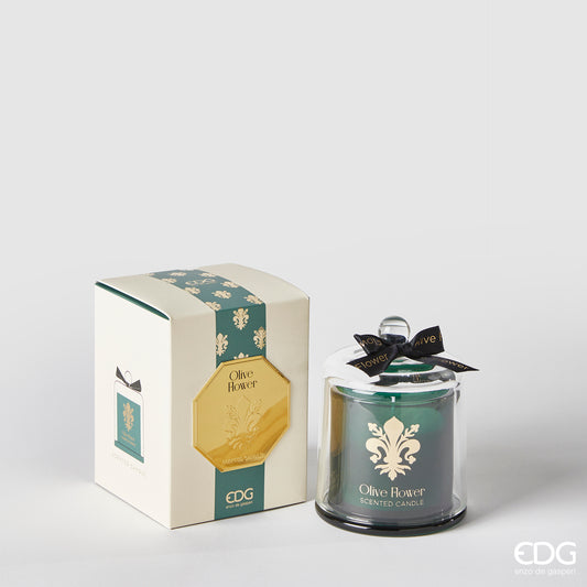 La candela Goldlily con cupola "Olive Flower" diffonde una fragranza avvolgente e rilassante. Il barattolo può essere riutilizzato come contenitore. Goditi la sua luminosità e il suo profumo inconfondibile, per un'atmosfera unica e raffinata. Dimensioni: h 13 cm - Gr. 140. In negozio e online su tuttochic.it