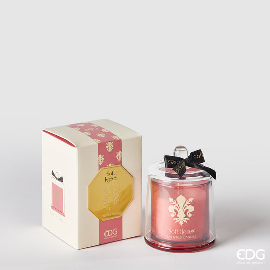 La candela Goldlily con cupola "Soft Roses" diffonde una fragranza avvolgente e rilassante. Il barattolo può essere riutilizzato come contenitore. Goditi la sua luminosità e il suo profumo inconfondibile, per un'atmosfera unica e raffinata. Dimensioni: h 13 cm - Gr. 140. In negozio e online su tuttochic.it