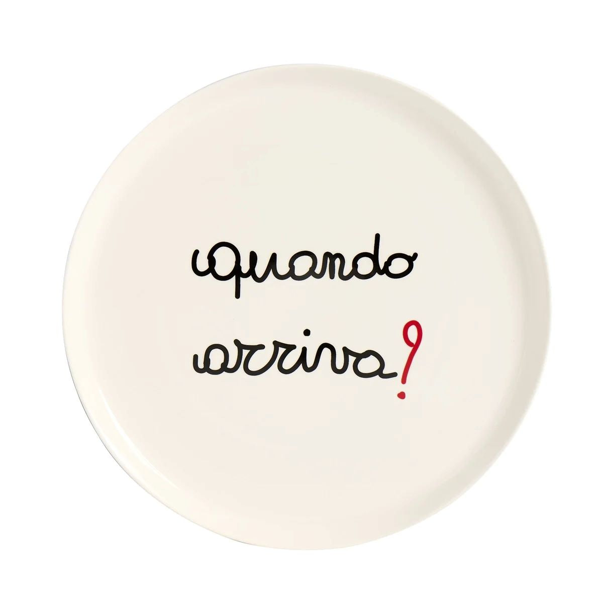 Prendi la sfida e goditi la tua pizza preferita su questo piatto in gres ceramico "quando arriva?"! Con un divertente decoro che ti farà sorridere, questo piatto è resistente e facile da pulire. Diametro: 31,5 cm Lavabile in lavastoviglie. In negozio e online su tuttochic.it