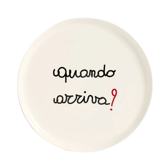 Prendi la sfida e goditi la tua pizza preferita su questo piatto in gres ceramico "quando arriva?"! Con un divertente decoro che ti farà sorridere, questo piatto è resistente e facile da pulire. Diametro: 31,5 cm Lavabile in lavastoviglie. In negozio e online su tuttochic.it