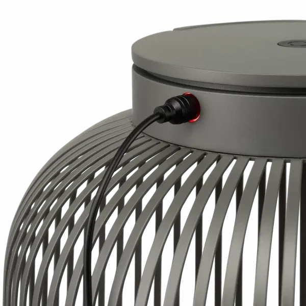 Lampada LED mobile LITO di Blomus in ferro e alluminio, ricaricabile anche per uso esterno.
