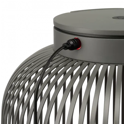 Lampada LED mobile LITO di Blomus in ferro e alluminio, ricaricabile anche per uso esterno.
