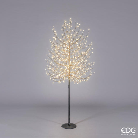 Albero tronco lungo in metallo di colore nero con 900 led da 2.2 mm, alto cm 180, diametro cm 75. Uso interno ed esterno (non direttamente alle intemperie) Input/alimentazione: 220 V - AC. 50-60Hz -24 VDC Output/potenza 24V 9WGrado protezione IP44 Lunghezza cavo 5 metri Smontabile. In negozio e online su tuttochic.it