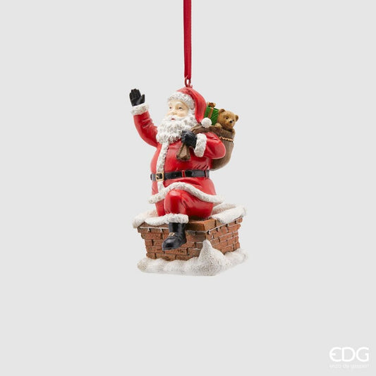 Realizzato in resina decorata, può essere appeso all'albero di Natale o poggiato su un piano come soprammobile. Dimensioni: cm 5 x 6 x 10 h. In negozio e online su tuttochic.it