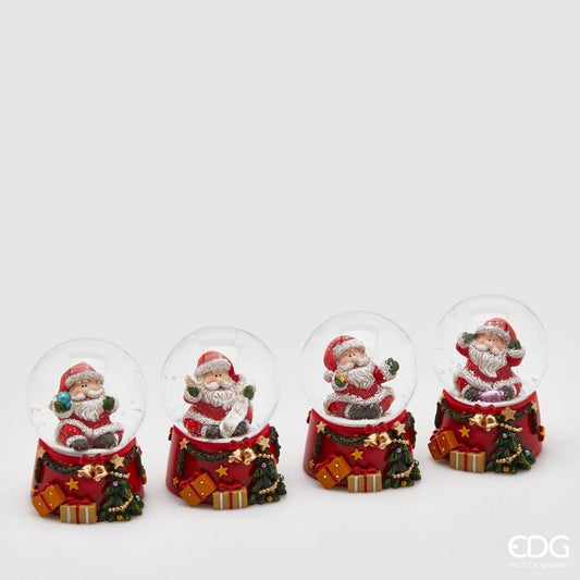 Bolla neve in resina decorata con Babbo Natale. Dimensioni: cm 5 x 6,5 h. In negozio e online su tuttochic.it