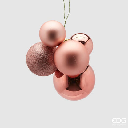 Realizzato in PVC composto da 5 palline di misura e tonalità di colore rosa diverse. Dimensioni: cm 18 x 18. In negozio e online su tuttochic.it