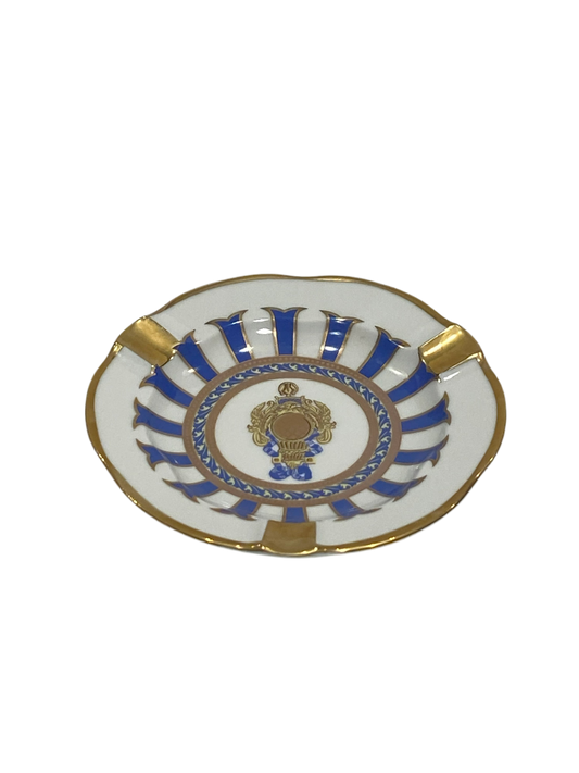 Piattino tondo a forma di posacenere in porcellana Limoges con decoro in oro zecchino e blu.  Dimensioni: cm ø 12 x h 2. In negozio e online su tuttochic.it