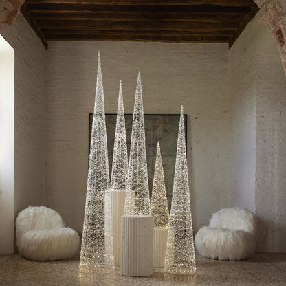 Albero di Natale a forma di cono con 1800 led realizzato in metallo color oro chiaro e decorato con perline diametro cm 45 x 280 h. In negozio e online su tuttochic.it