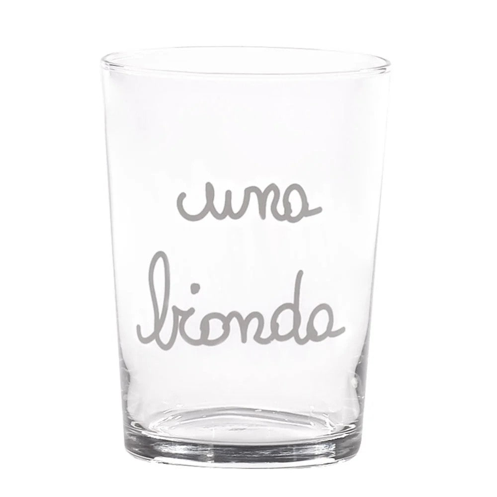 Set da 6 bicchieri in vetro con decoro serigrafato "una bionda". Aggiungi un tocco di originalità ai tuoi momenti conviviali e goditi una birra o bibita nel modo più divertente. Bicchieri festeggiare con gli amici! Dimensioni:  Ø 8,8  x 12 h cm. Disegnato e prodotto in Italia. In negozio e online su tuttochic.it