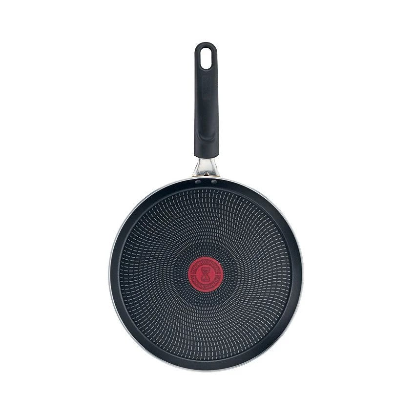 Padella per crêpe Lagostina vista frontale completa con superficie antiaderente nera e manico ergonomico con foro di aggancio