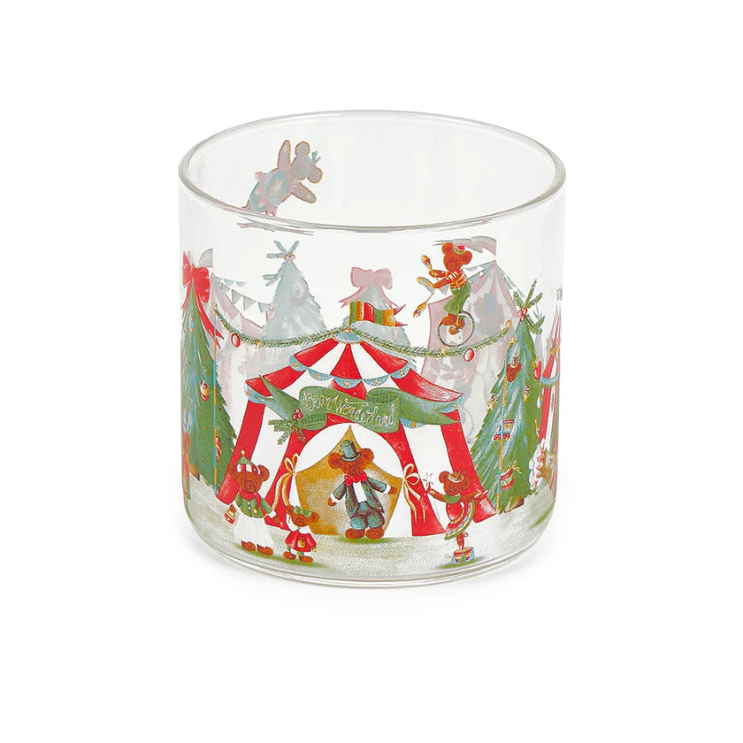 Esalta il pranzo di Natale con lo stile raffinato dei bicchieri natalizi "Bear Wonderland". Realizzati in vetro borosilicato decorato, questi 6 bicchieri aggiungeranno un tocco di eleganza. Disponibili in due diverse fantasie di decoro. Dimensioni e capacità: 8x8 cm - 300 ml. In negozio e online su tuttochic.it