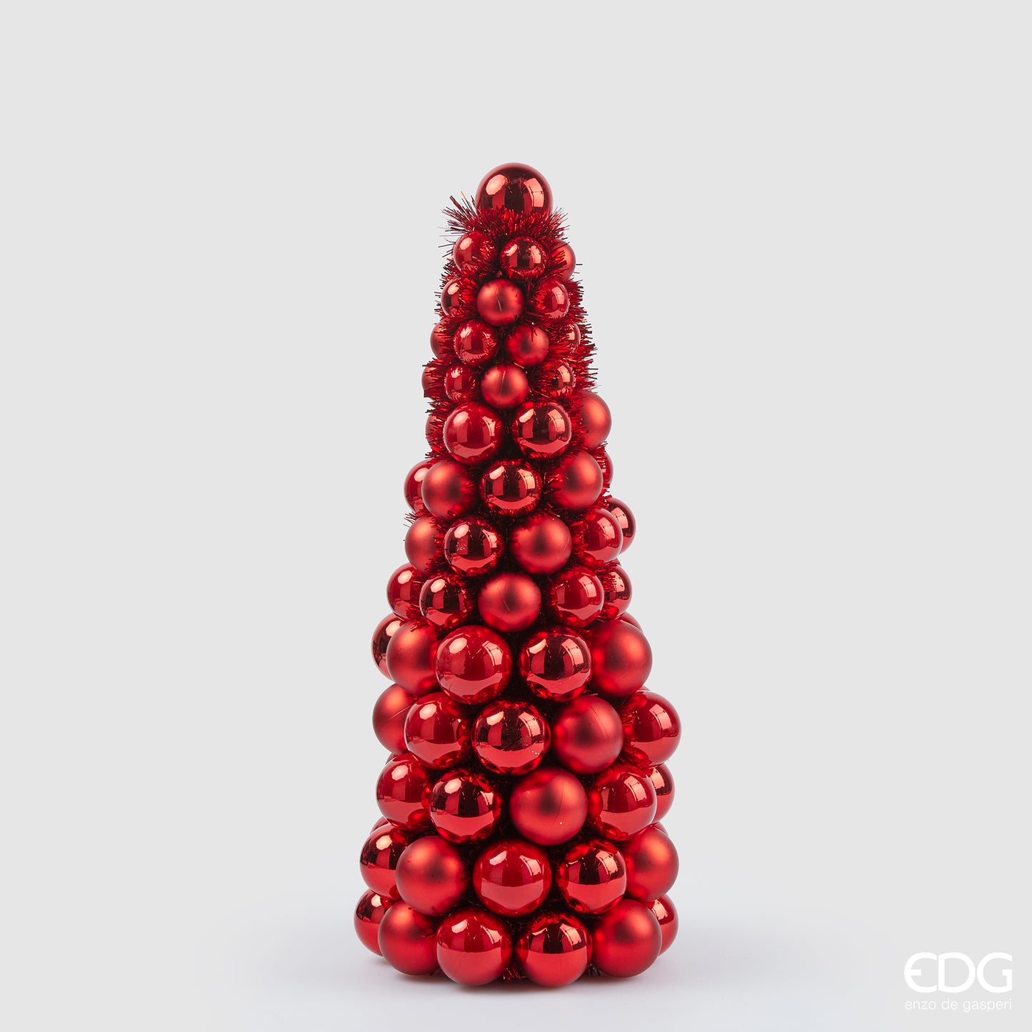 Topiary è un totem decorativo natalizio, decorato con 96 palline di diverse misure in plastica di colore rosso. Dimensioni: Ø cm 21 x 50 h. In negozio e online su tuttochic.it