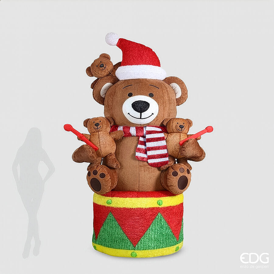 Maxi orso gonfiabile natalizio da esterno EDG alto 280 cm, seduto su un tamburo festivo con orsetti piccoli, sciarpa a righe e cappello di Babbo Natale su sfondo chiaro.