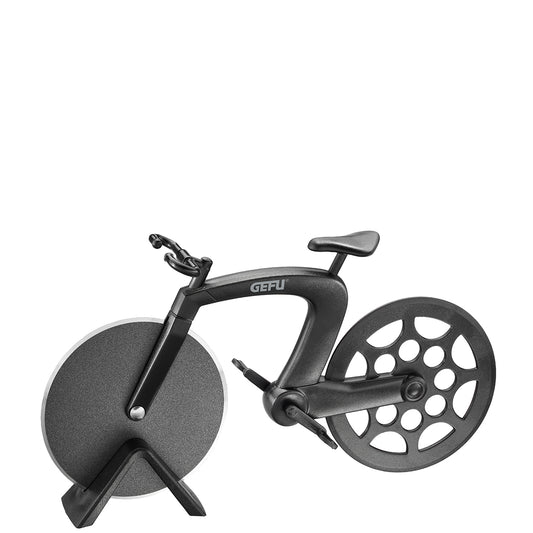 Tagliapizza a forma di bicicletta con supporto in dotazione, in acciaio inox e plastica.

