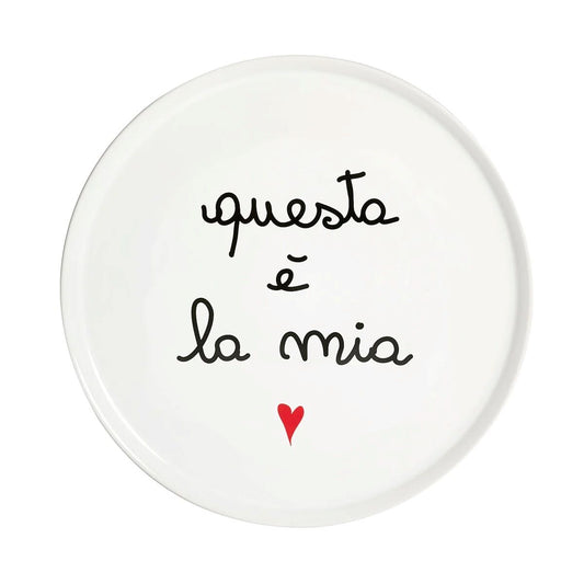 Prendi la sfida e goditi la tua pizza preferita su questo piatto in gres ceramico "Questa è la mia"! Con un divertente decoro che ti farà sorridere, questo piatto è resistente e facile da pulire. Diametro: 31,5 cm Decoro: questa è la mia Lavabile in lavastoviglie. In negozio e online su tuttochic.it