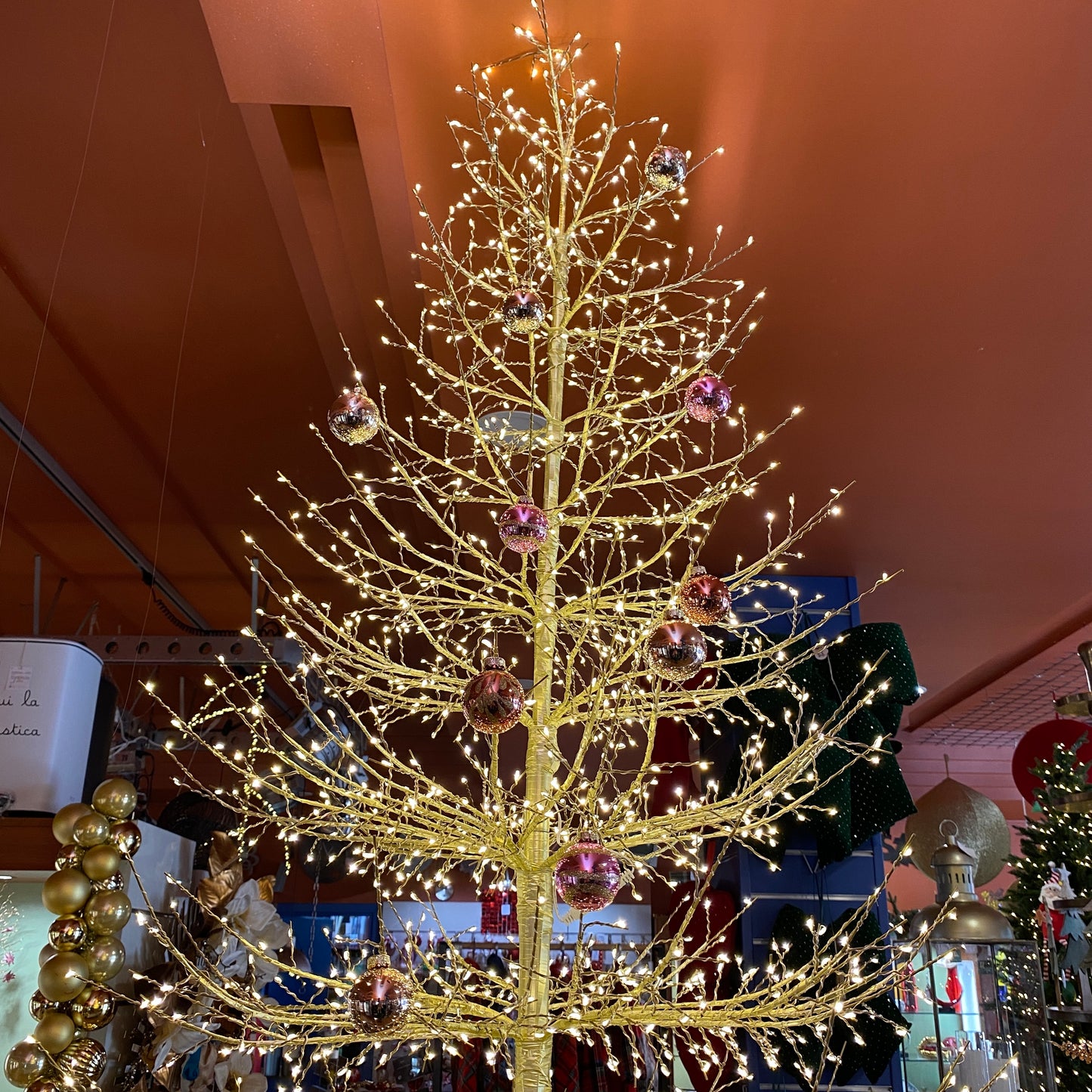 Albero Faggio Rich, alto 150 cm, è realizzato in metallo color oro con una raffinata forma conico-piramidale con 1440 luci LED
