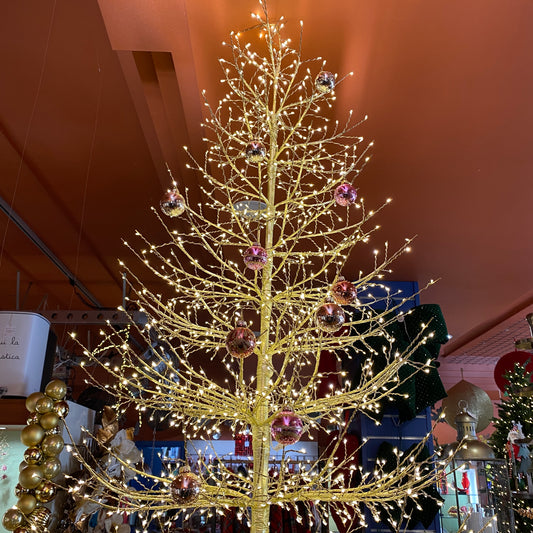 Albero Faggio Rich, alto 150 cm, è realizzato in metallo color oro con una raffinata forma conico-piramidale con 1440 luci LED