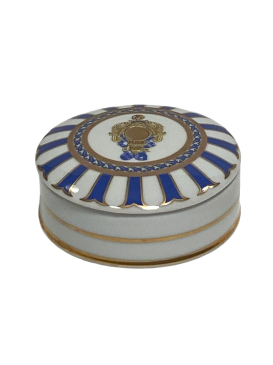 Scatola tonda con coperchio bombato in porcellana Limoges con decoro in oro zecchino e blu. Dimensioni: cm ø 10 x h 4,5. In negozio e online su tuttochic.it